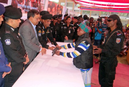 বরিশালে জাহাঙ্গীর বাহিনীর ২০ সদ‌স্যের আত্মসমর্পণ