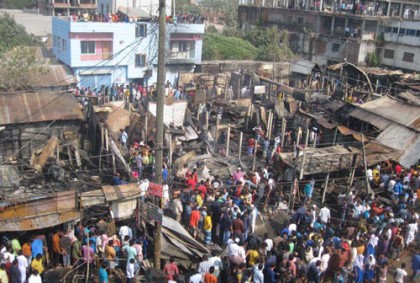 কুমিল্লায় আগুনে পুড়েছে অর্ধ শতাধিক দোকান 
