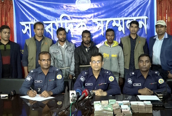 প্রতারণার অভিযোগে ১১ লাখ টাকাসহ গ্রেফতার ৩ 
