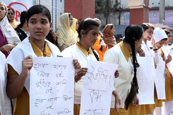সহাপাঠী হত্যার বিচার চেয়ে অঝরে কাঁদলো শিক্ষার্থীরা
