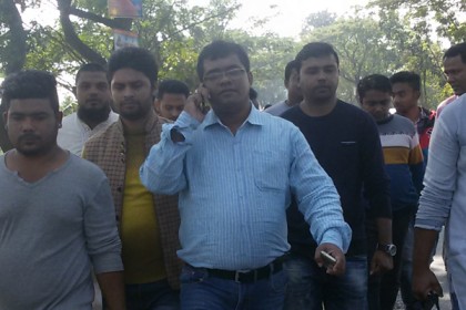 অল্পের জন্য প্রাণ রক্ষা ছাত্রলীগের সাবেক সভাপতি সোহাগের