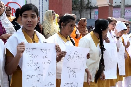 সহাপাঠী হত্যার বিচার চেয়ে অঝরে কাঁদলো শিক্ষার্থীরা
