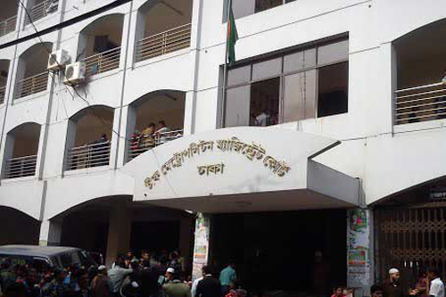 আদালতের কর্মচারীকে মারধর, আইনজীবীকে গ্রেফতারের নির্দেশ