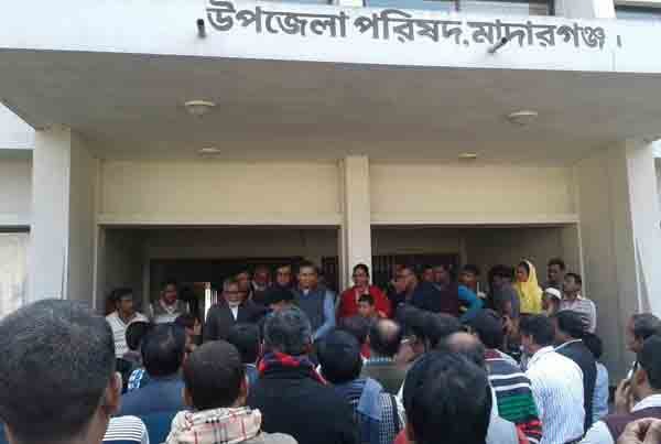 স্বামীর পুরুষাঙ্গ কাটলো স্ত্রী, বিচার দাবিতে মানববন্ধন 
