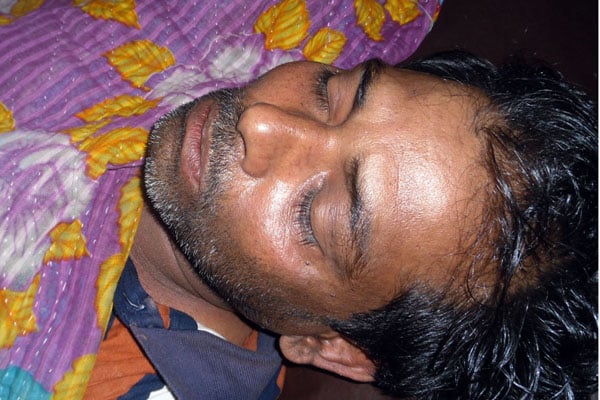 ছেলে সেতুমন্ত্রীর সমাবেশে যাওয়ায় পিতাকে পিটুনি