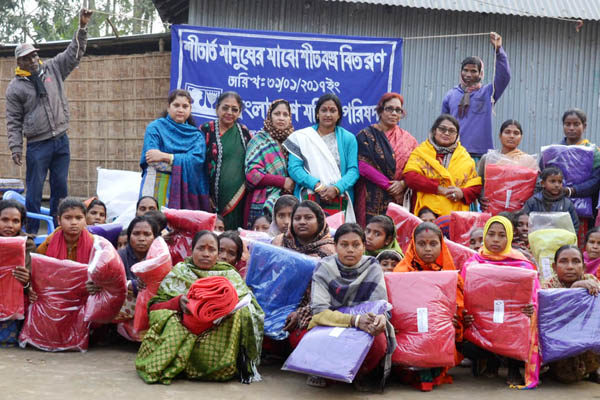 ঠাকুরগাঁওয়ে মহিলা পরিষদের শীতবস্ত্র বিতরণ