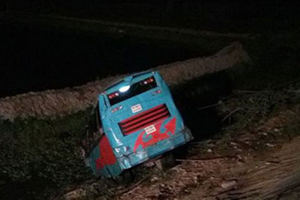 রাজধানীতে বাস খাদে পড়ে নিহত ২, আহত ২০