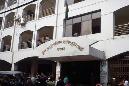 আদালতের কর্মচারীকে মারধর, আইনজীবীকে গ্রেফতারের নির্দেশ