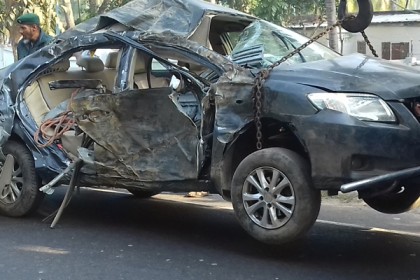 গাছের সঙ্গে প্রাইভেটকারের ধাক্কা, নিহত ৩