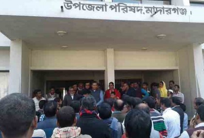 স্বামীর পুরুষাঙ্গ কাটলো স্ত্রী, বিচার দাবিতে মানববন্ধন 
