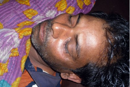 ছেলে সেতুমন্ত্রীর সমাবেশে যাওয়ায় পিতাকে পিটুনি