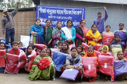 ঠাকুরগাঁওয়ে মহিলা পরিষদের শীতবস্ত্র বিতরণ