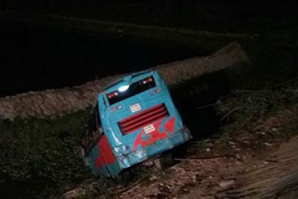 রাজধানীতে বাস খাদে পড়ে নিহত ২, আহত ২০