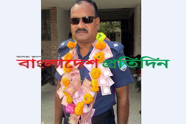 
ফুল-টাকার মালা দিয়ে 'এএসআই'কে বরণ করলেন ওসি
