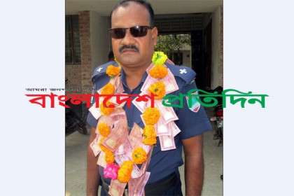 
ফুল-টাকার মালা দিয়ে 'এএসআই'কে বরণ করলেন ওসি

