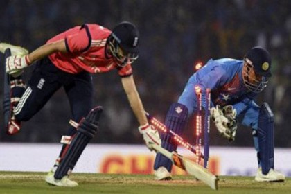 ধোনির কথায় খেলা বন্ধ থাকল ৫ মিনিট