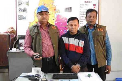 পুরোহিত সেজে বিয়ে পড়ান 'হাফেজ' মিলন!
