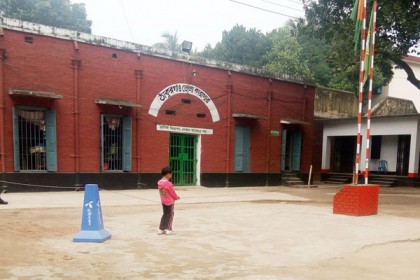 কারাগারে বসে পরীক্ষা দিলেন শিক্ষার্থী