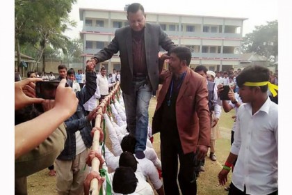 এবার জামালপুরে ছাত্রদের কাঁধে হাটলেন জমিদাতা দিলদার

