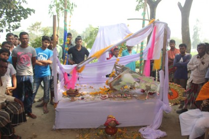 বিয়ার না পাওয়ায় প্রতিমা ভাঙচুর, আটক ৩