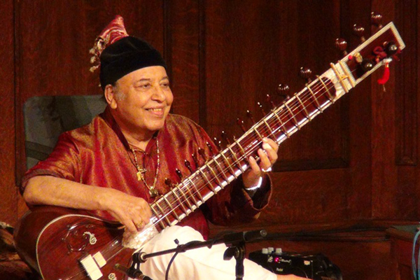 দেরিতে সম্মান করায় ক্ষুব্ধ ইমরাত খান