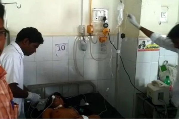 রক্তাক্ত যুবককে সাহায্যের বদলে ভিডিওয়ে ব্যস্ত পথচারীরা!