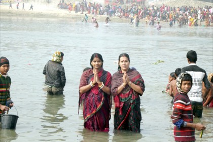 চাঁপাইনবাবগঞ্জে হিন্দু সম্প্রদায়ের গঙ্গাস্নান উৎসবে মানুষের ঢল