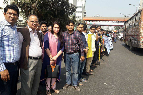 'লোভী চিকিৎসক' বলায় রাজধানীতে চিকিৎসকদের মানববন্ধন