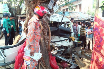 বরিশাল-ঢাকা মহাসড়কে সড়ক দুর্ঘটনায় আহত ১৫