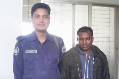 ফুলবাড়ীতে ভুয়া পুলিশ আটক 