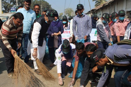 নীলফামারীতে শহর পরিচ্ছন্ন রাখতে ঝাড়ু হাতে মেয়র