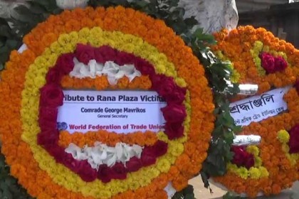 রানা প্লাজার অস্থায়ী বেদিতে জর্জ মাভরিকসের শ্রদ্ধা