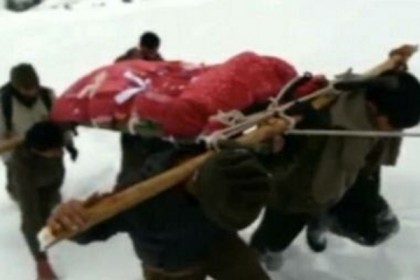 মায়ের লাশ কাঁধে নিয়ে ৫২ কিলোমিটার পাড়ি