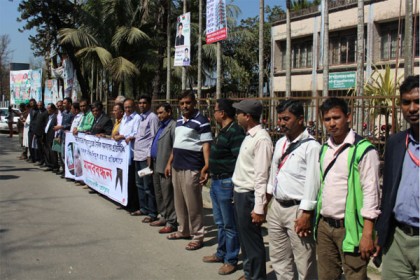 সাংবাদিক শিমুল হত্যার বিচার দাবিতে নোয়াখালীতে মানববন্ধন