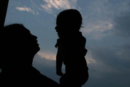 সদ্যোজাতকে ফেলতে গিয়েও বিব্রত কিশোরী মা