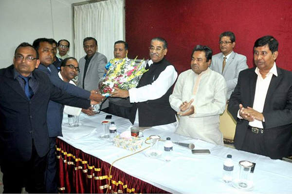 বরিশালে বিএনপিপন্থী ৩ আইনজীবীর আওয়ামী লীগে যোগদান