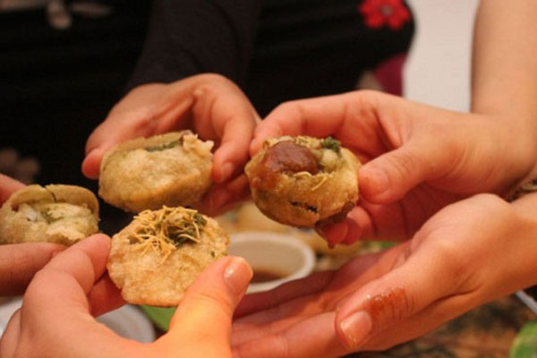 ফুচকার পানিতে অ্যাসিড মিশিয়ে জেলে ফুচকাওয়ালা!