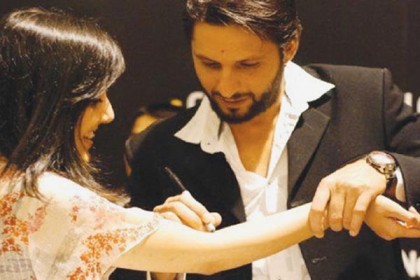 টুইটারে ভারতীয়দের তোপে আফ্রিদি