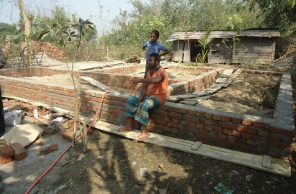 মেহেরপুরে স্কুলের জমি দখল করে বাড়ি নির্মাণ
