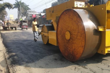 ঠাকুরগাঁওয়ে রাস্তার কাজে অনিয়ম