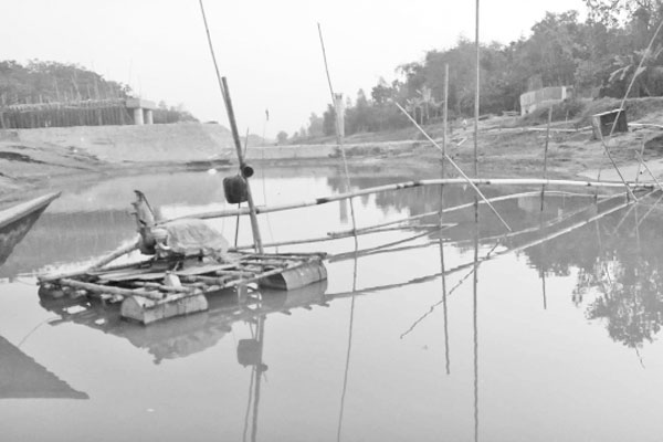 ধামরাইয়ে নির্মাণাধীন সেতু হুমকির মুখে