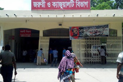 
ঘোষণা ছাড়াই হঠাৎ কর্মবিরতিতে রামেক ইন্টার্ন চিকিৎসকরা

