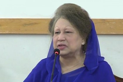 আদালত পরিবর্তনের আবেদন খালেদার