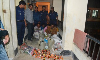 কক্সবাজারে বাংলা মদসহ গ্রেফতার ৫