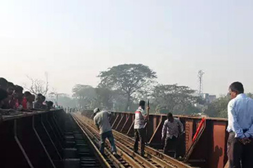 টঙ্গীতে রেল ব্রিজে আগুন