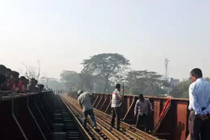 টঙ্গীতে রেল ব্রিজে আগুন