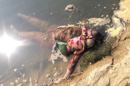 মৃত শিশুকে বুকে নিয়ে নদীতে ভাসছে মায়ের লাশ
