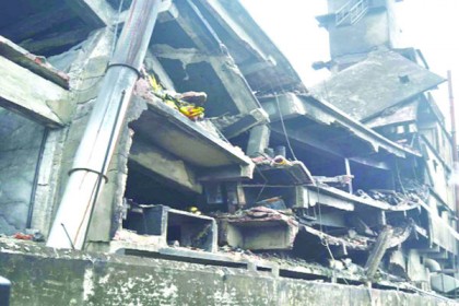 হতাহত শ্রমিকদের আর্থিক অনুদানের চেক প্রদান