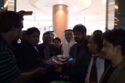জেদ্দা বিমানবন্দরে স্বাস্থ্য প্রতিমন্ত্রীকে সংবর্ধনা


