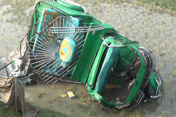 নেত্রকোনায় অটোরিক্সাকে ট্রাকের ধাক্কা, নিহত ২